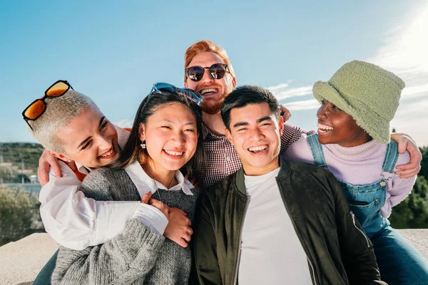 Group young multiracial people having fun smiling outdoors — ストック写真