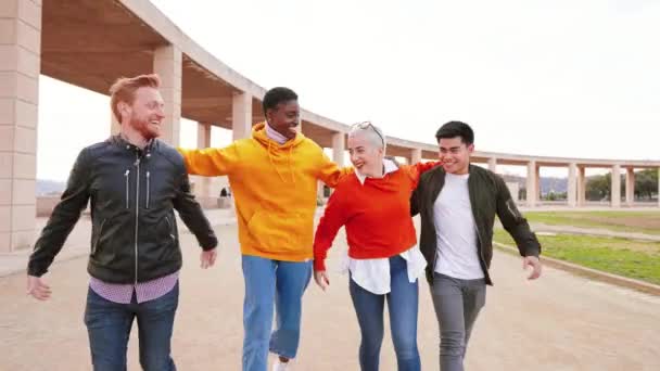 Çok Irklı Bir Grup Genç Arkadaş Birlikte Yürüyor Gülüyor Yüksek — Stok video