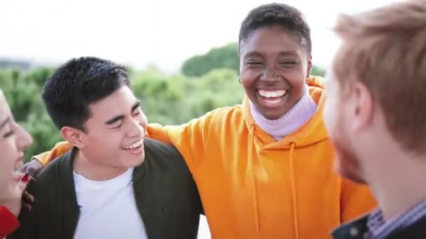 Група Чотирьох Молодих Грає Посміхаючись Сміючись Надворі Високоякісні Кадри — стокове відео
