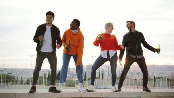 Молодые Сумасшедшие Друзья Танцуют Беззаботно Празднуют Крыше Высококачественные Кадры — стоковое видео