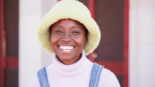 Retrato Joven Feliz Hermosa Mujer Afroamericana Mirando Cámara Sonriendo Riendo — Vídeos de Stock