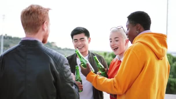 Багатоетнічний Молодий Пиво Розмовляє Сміється Даху Високоякісні Кадри — стокове відео