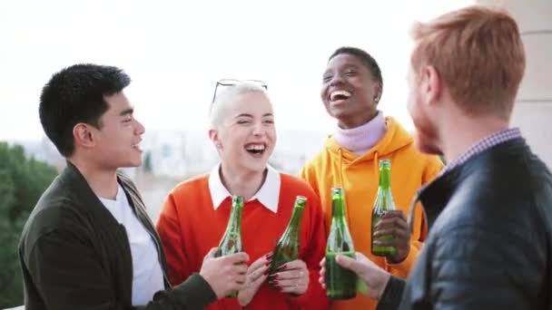 Grupa Czterech Młodych Wielokulturowych Diabłów Pijących Śmiejących Się Zewnątrz Wysokiej — Wideo stockowe