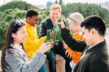 Çok ırklı arkadaşlar bira içip dışarıda eğleniyorlar. yüksek kaliteli fotoğraf