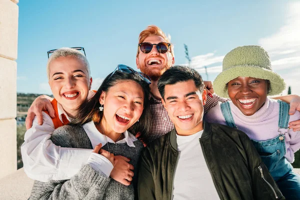 Five Multi Ethnic Friends Posing Photo Smiling Having Fun Outdoor — ストック写真