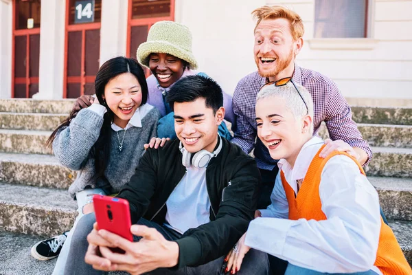 Group Taking Selfie Photo Smartphone Sitting Floor High Quality Photo — ストック写真