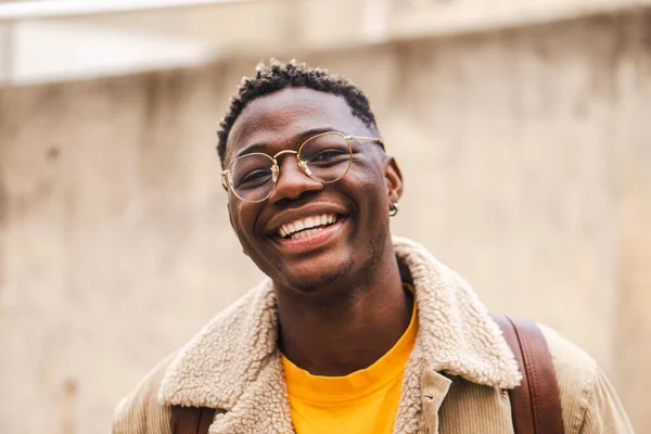Close Portret Van Afrikaanse Amerikaanse Tiener Jongen Kijken Naar Camera — Stockfoto