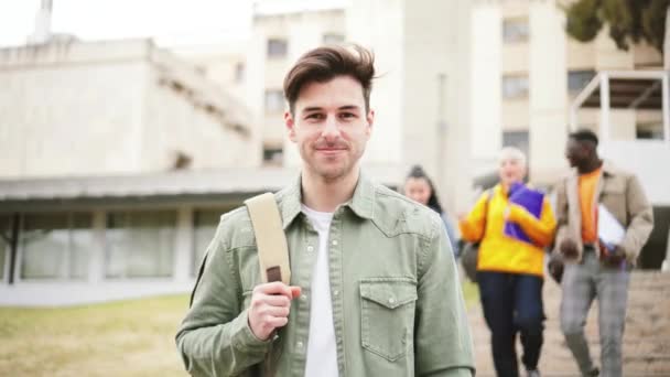 Impressionante Attraente Studente Maschio Sorridente Guardando Fotocamera Piedi Con Atteggiamento — Video Stock