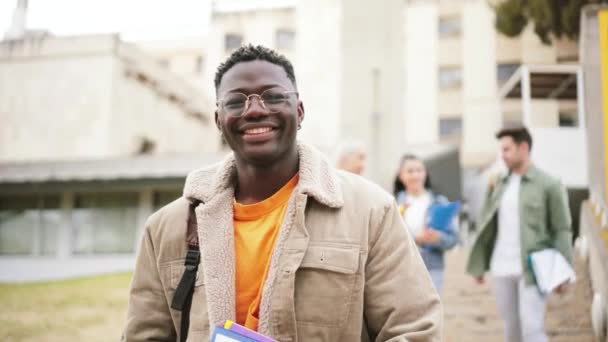 Joven Estudiante Afroamericano Con Googles Sonriendo Mirando Cámara Pie Escuela — Vídeos de Stock