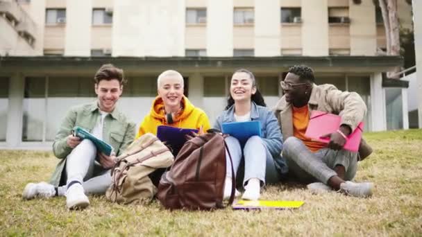 Grupo Cuatro Estudiantes Adolescentes Diversos Sonríen Ríen Sentados Césped Mirando — Vídeos de Stock