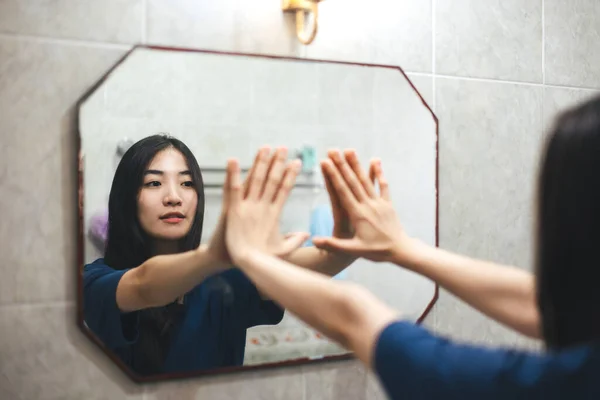 若い大人の笑顔アジアの女性は鏡と自己トーク会話を練習します 自宅のバスルームで精神衛生 満足コンセプトで人生を目覚めさせ健康的なライフスタイル — ストック写真