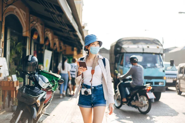Walking Young Adult Asian Woman Backpack Traveller Wear Face Mask — Foto de Stock