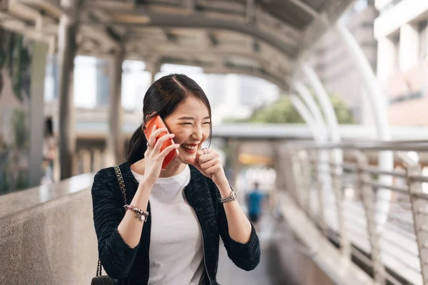 Young Adult Asian Business Single Woman Use Mobile Phone Talking — ストック写真