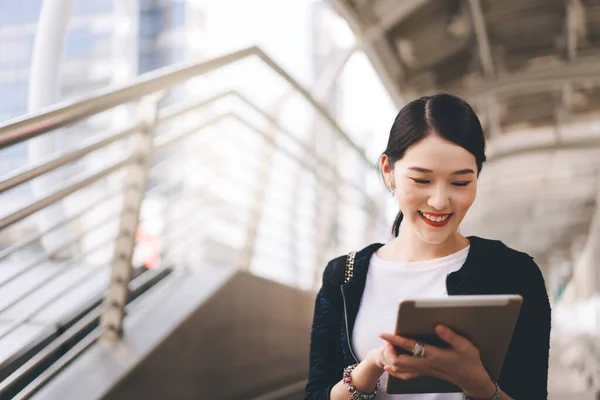 Joven Adulto Negocio Trabajo Asiático Mujer Utilizando Digital Tablet Para —  Fotos de Stock