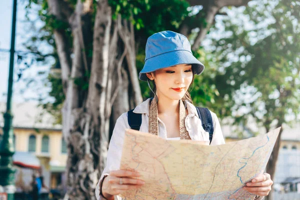 Attraktive Junge Hipster Erwachsene Reisende Asiatische Frau Tragen Blauen Hut — Stockfoto