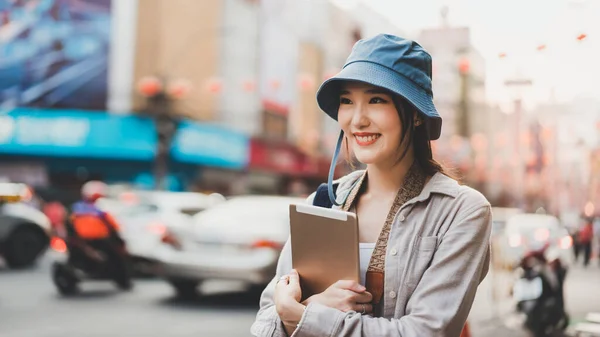 Çekici Genç Mutlu Asyalı Kadın Gezgin Mavi Şapka Sırt Çantası — Stok fotoğraf