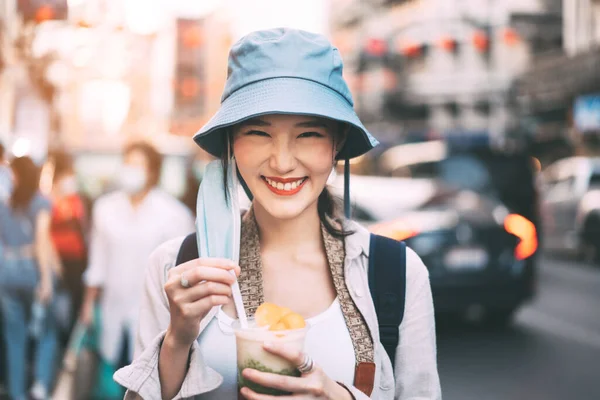 Szczęśliwy Młody Dorosły Azjatycki Smakoszka Kobieta Plecak Podróżnik Jedzenie Azjatycki — Zdjęcie stockowe