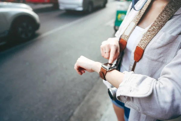 Близько Руки Жінки Люди Носять Розумний Годинник Перевіряючи Час Інформацію — стокове фото