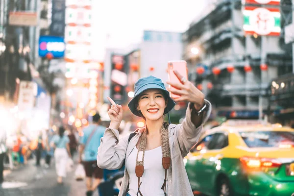 Young Adult Asian Woman Traveller Selfie Mobile Phone People Traveling — Stok fotoğraf