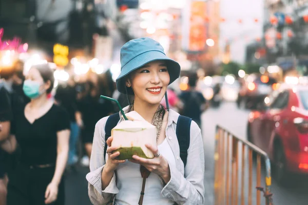 Feliz Joven Adulto Asiático Foodie Mujer Mochila Viajero Comer Jugo — Foto de Stock