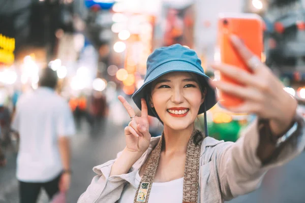 Genç Asyalı Bir Kadın Cep Telefonuyla Selfie Çekiyor Şehir Hayatı — Stok fotoğraf