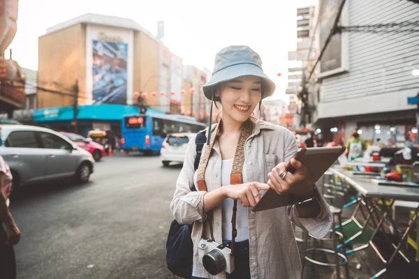 Çekici Genç Mutlu Asyalı Kadın Gezgin Mavi Şapka Sırt Çantası — Stok fotoğraf