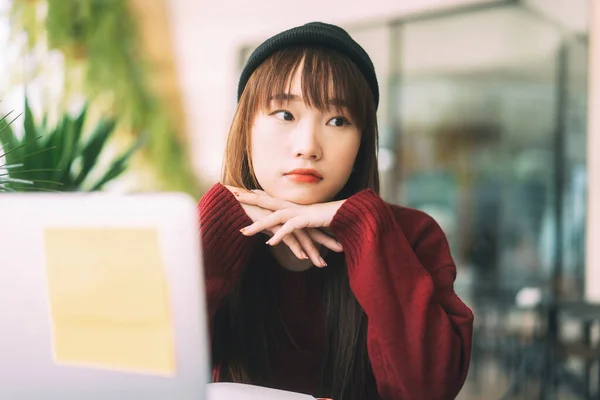 Asian Teenager College Student Woman Wear Red Sweater Wool Hat — Stockfoto