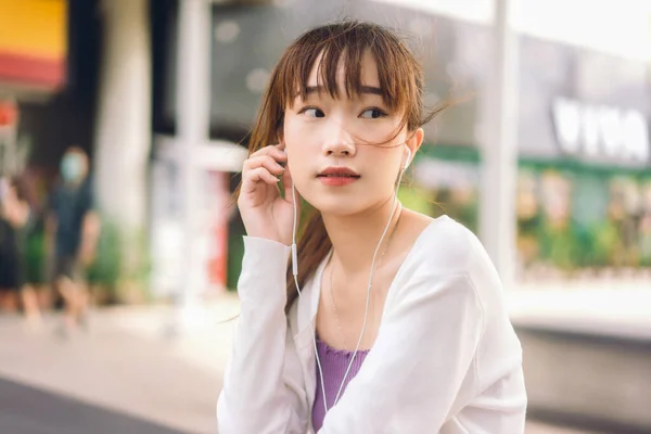 Asian Teenager College Student Woman Use Earphone Listening Music Outdoor — ストック写真