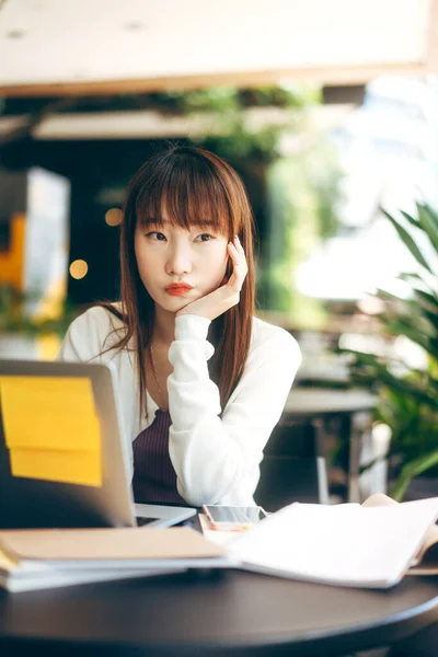 Asiatische Teenager College Studentin Mit Laptop Zum Lernen Und Arbeiten — Stockfoto