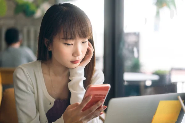 大学生日常教育生活方式的概念 亚洲青年女学生在室内咖啡店用手机上网申请 — 图库照片