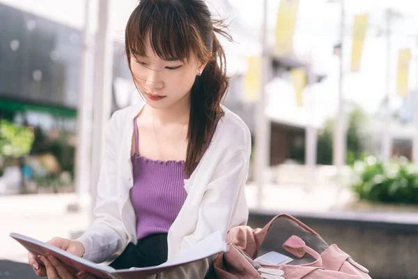 大学生日常教育生活方式的概念 在校园内 单身的亚裔青年女学生坐在笔记本旁学习 — 图库照片