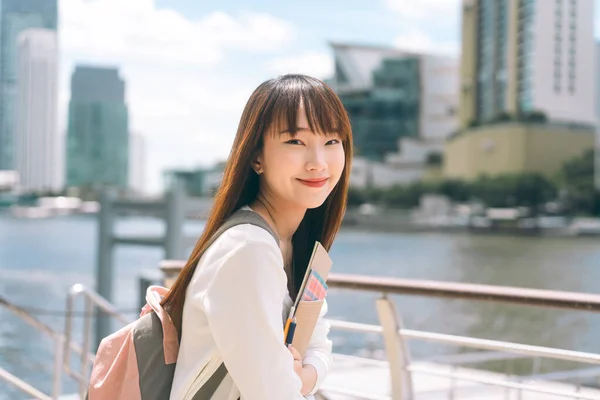 大学の人々の生活様式の日の時間概念 幸せな若い大人のアジアの学生の女性の肖像画 ノートやバックパックを屋外で保持 — ストック写真