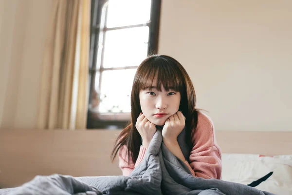 Yatak Odasındaki Asyalı Tatlı Genç Kadın Hafta Sonu Sabah Erken — Stok fotoğraf