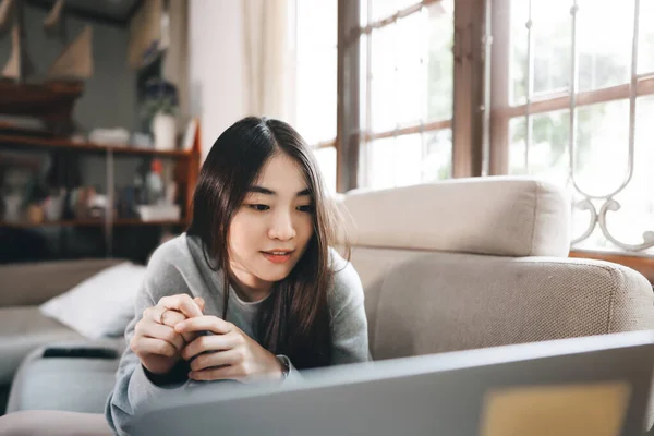 Young Adult Asian Freelancer Business Single Woman Working Online Internet — Foto de Stock