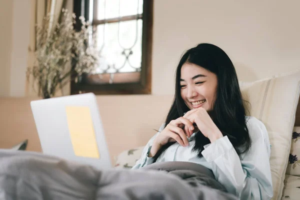 Vrolijke Glimlach Jonge Volwassen Aziatische Vrouw Met Behulp Van Laptop — Stockfoto