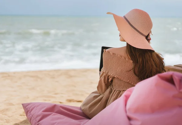 Vacation Pattaya Beach Asian Traveler Woman Floppy Hat Relax Working — Foto de Stock
