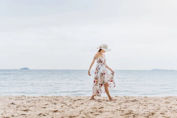 Asian Young Woman Dress Hat Relax Walking Thailand Pattaya Beach — Foto de Stock