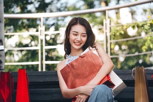 美しいアジアの幸せな笑顔の女性のショッピングバッグ抱擁 カジュアルシティガールライフスタイルの買い物客は夏の販売シーズンの休暇のコンセプトで支払う — ストック写真