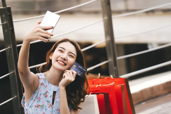 Beautiful Smile Young Asian Woman Hold Smart Phone Purchase Pay — ストック写真