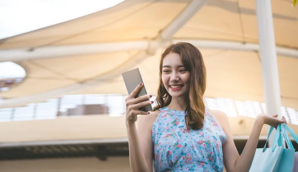 Happy Adult Asian Woman Using Smart Phone Shopping Bag Online — Zdjęcie stockowe