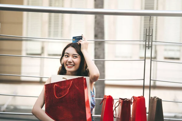 美しい若いアジアの女性は購入のためのクレジットカードを保持し キャッシュレスを支払う 休日の販売の季節の概念でショッピング 街の女の子のライフスタイル幸せな屋外活動 — ストック写真