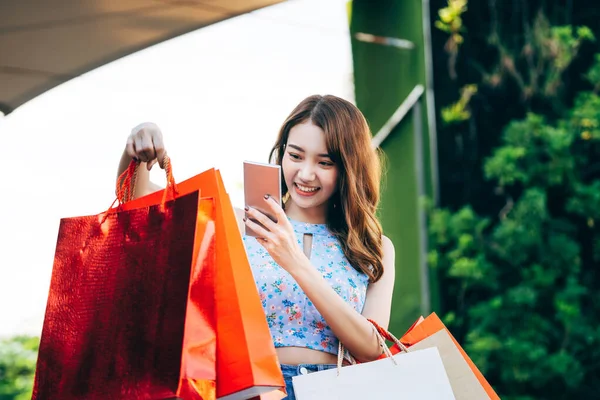 携帯電話を使用して美しい若い大人のアジアの女性は 社会的なメッセージを送信します 市の女の子のライフスタイル活動ショッピング休日の販売の季節のコンセプト — ストック写真