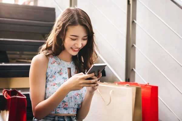 Young Adult Happy Smile Asian Woman Using Mobile Phone Online — Zdjęcie stockowe