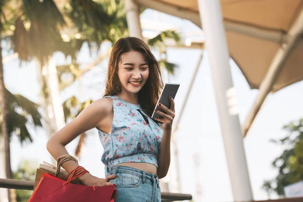 Wellbeing Single Lifestyle Holidays Young Adult Asian Woman Using Mobile — Zdjęcie stockowe