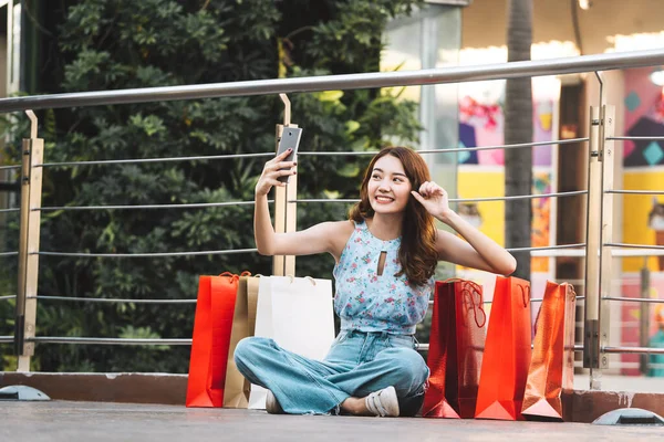 Wellbeing Single Lifestyle Holidays Young Adult Asian Woman Using Mobile — ストック写真