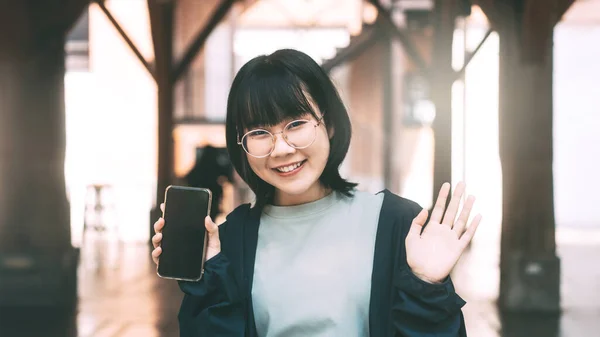 Fiatal Felnőtt Boldog Ázsiai Visel Szemüveget Mobiltelefonnal Közösségi Média Alkalmazás — Stock Fotó