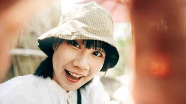 Pov Melihat Potret Wanita Asia Dewasa Muda Mengambil Foto Selfie — Stok Foto