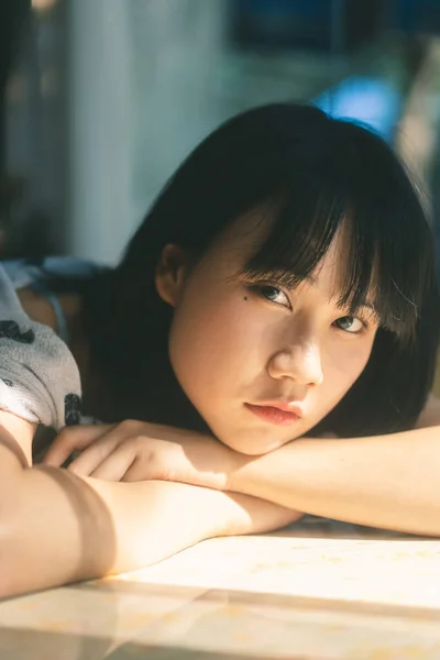 Retrato Joven Adulto Asiático Mujer Mirando Cámara Minimal Simplemente Moda —  Fotos de Stock