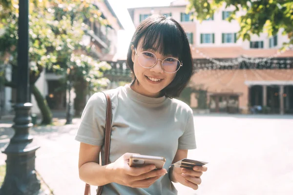 商界人士通过在线应用媒体购物的概念 年轻的亚洲成年女性消费者在手机上使用Creadit卡数字钱包 城市白天背景 有复制空间 — 图库照片