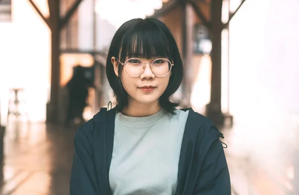 Kısa Saçlı Kameralı Asyalı Mutlu Gülümseme Portresi Minimal Moda Gün — Stok fotoğraf